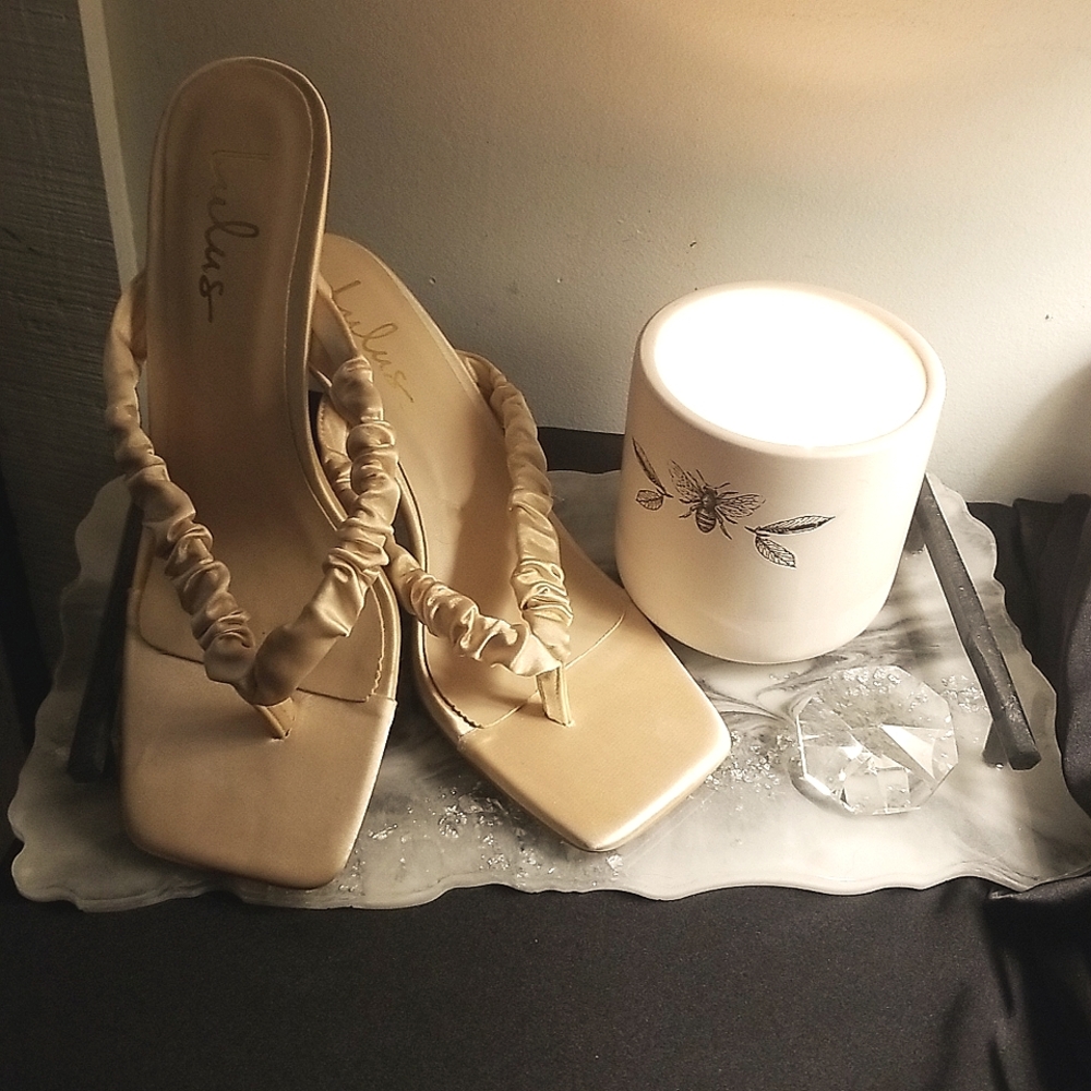 Women's NWOT Lulus thong high heels in beige, size 8.5